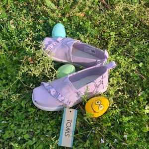 Girls/toddlers Light Orchid ruffle TOMS size 11